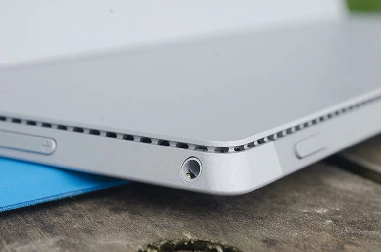 Sửa lỗi Surface Pro không lên nguồn bằng cách bấm nút nguồn và volume up